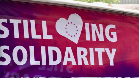 Das Foto zeigt ein Transparent, auf dem "still loving" solidarity" steht.